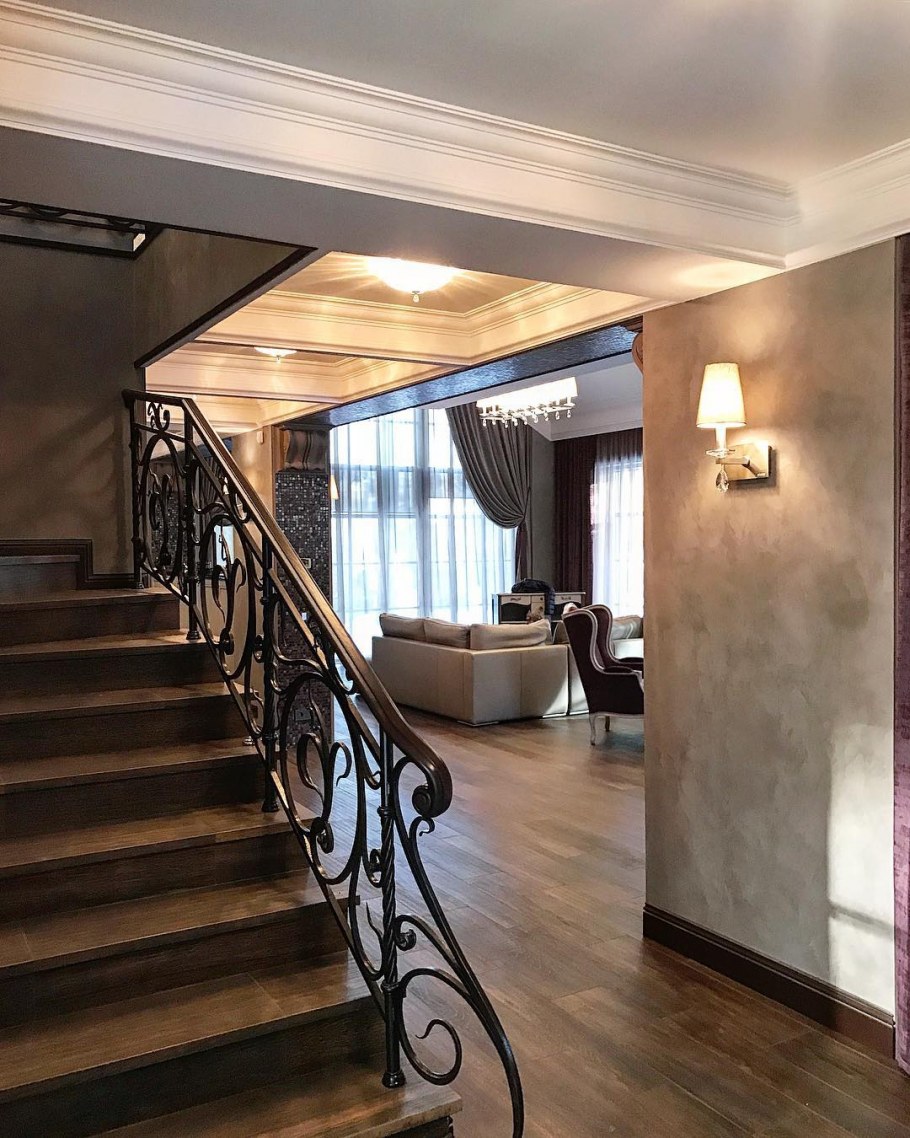 Интерьер холла с лестницей в частном доме