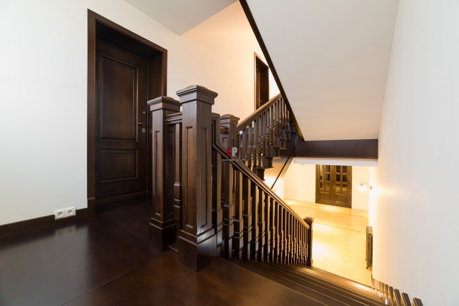 Дверь на лестнице в частном доме