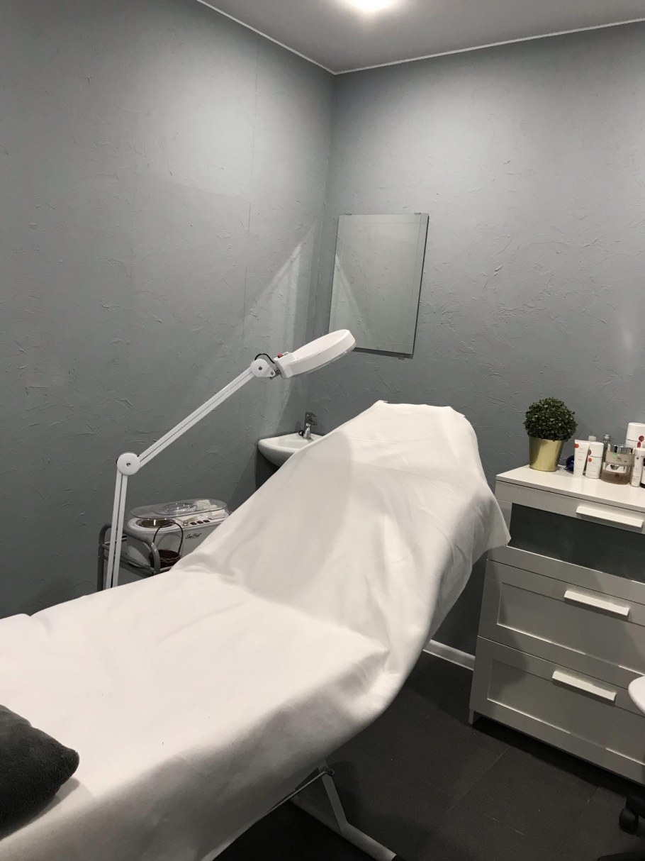 Интерьер салона красоты в светлых тонах