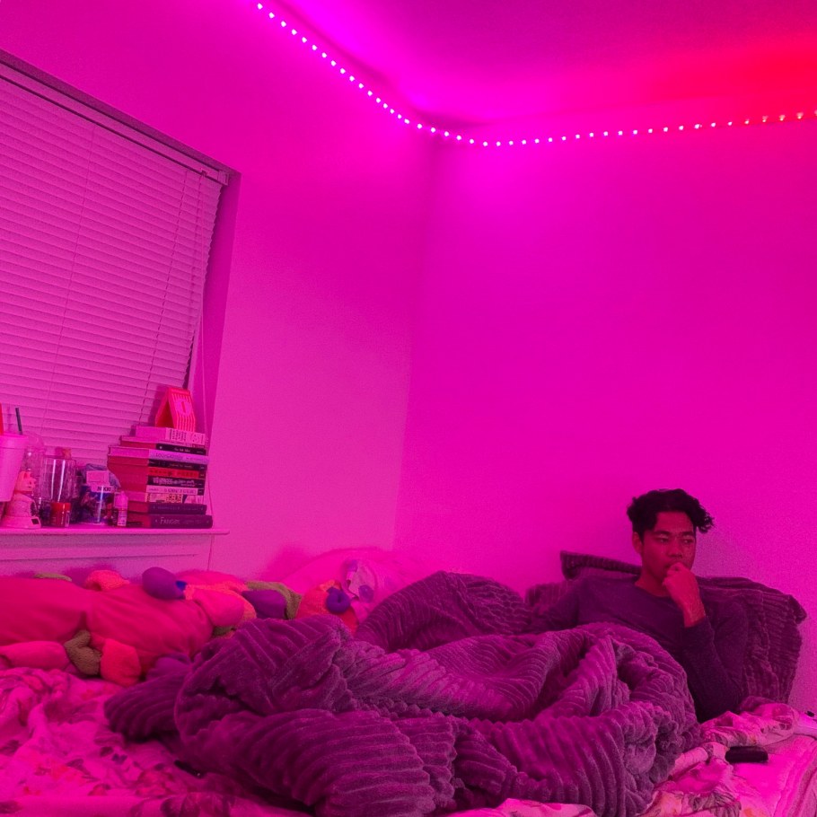 Розовая подсветка в комнату