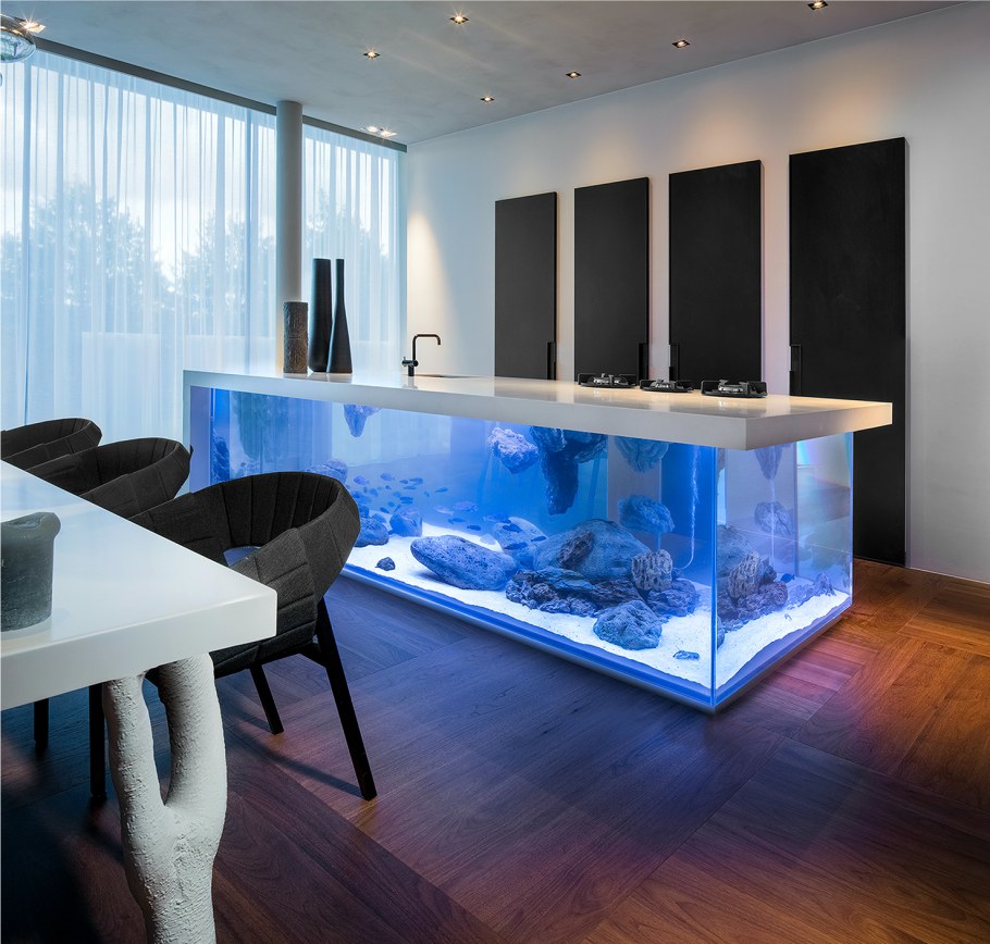 Аквариум в комнате