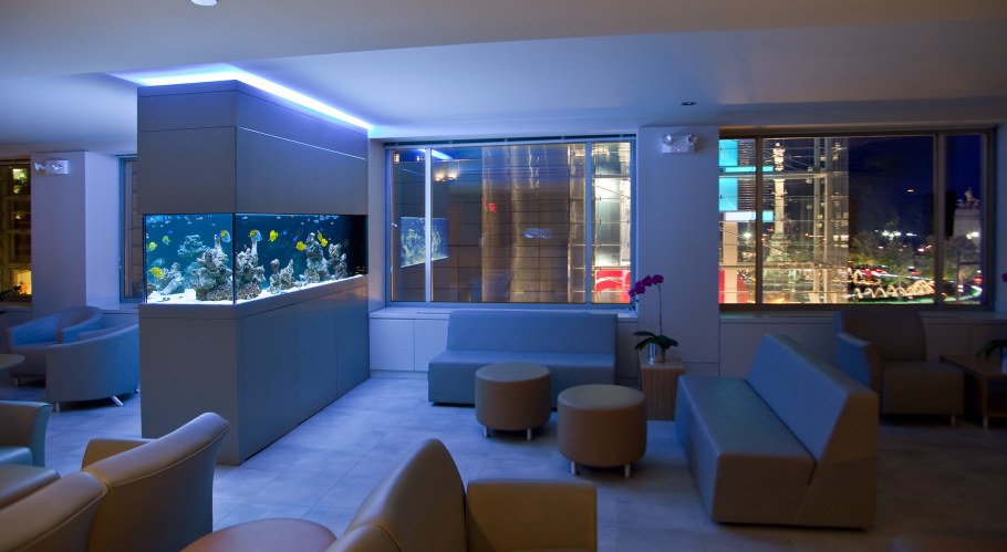Большой аквариум в интерьере