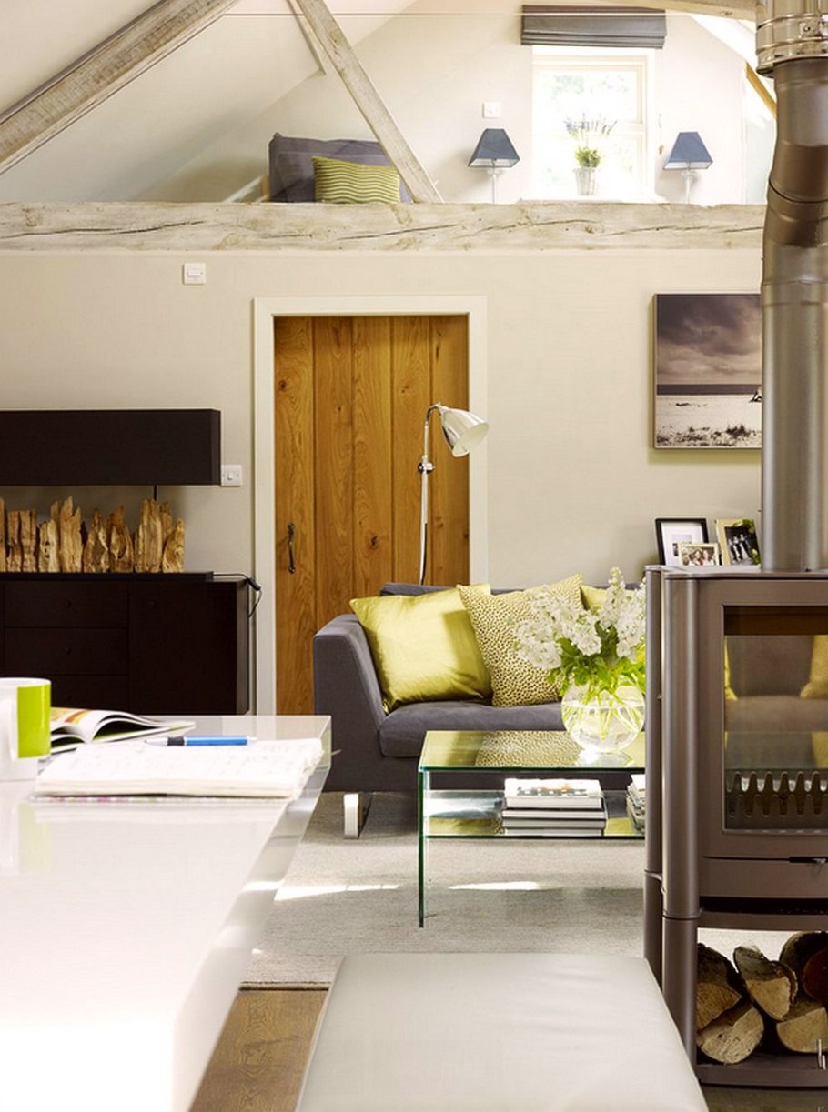 Столовая с деревянным полом