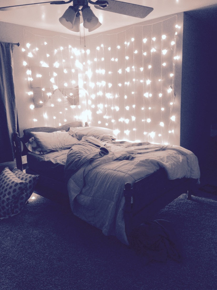 Гирлянда в спальне