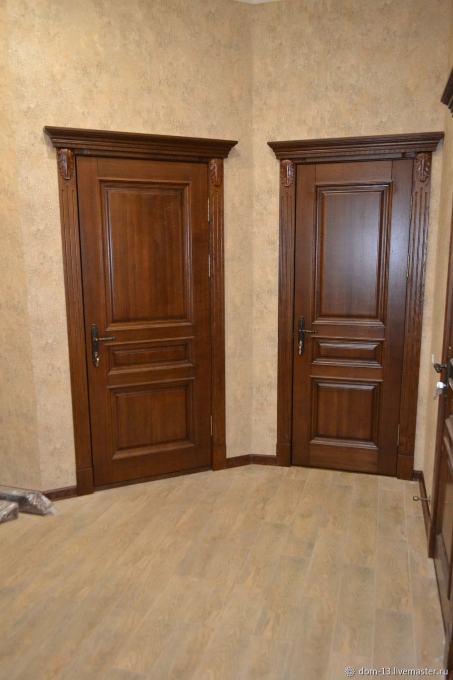 Дубовые двери в интерьере