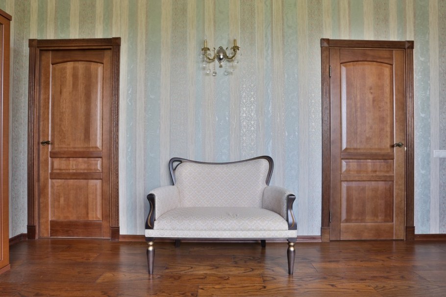 Двери цвета орех в интерьере