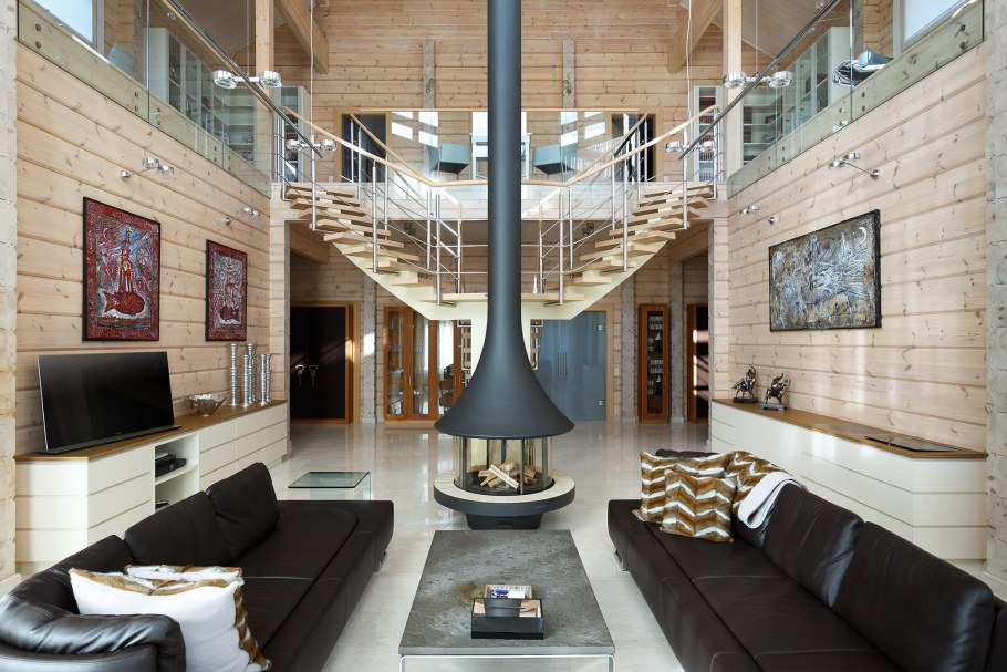 Дом из клееного бруса с витражными окнами