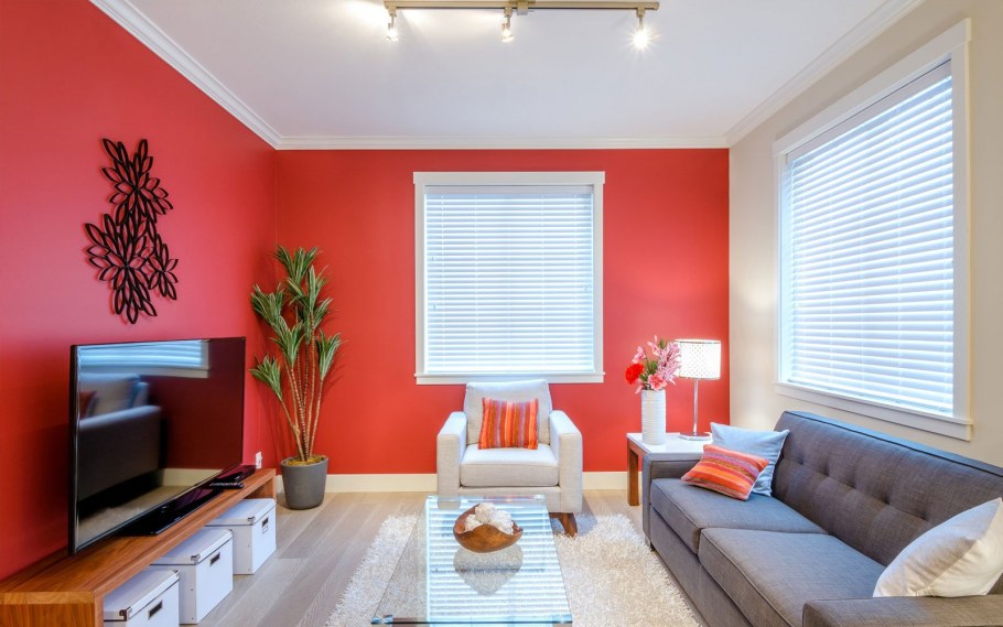 Полосы на стене в интерьере