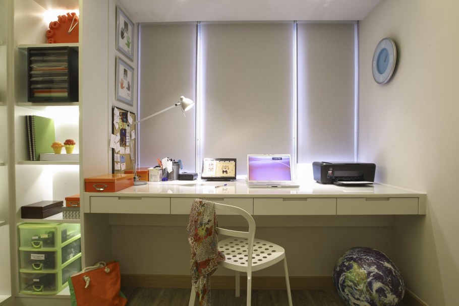 Спальня с рабочим местом у окна