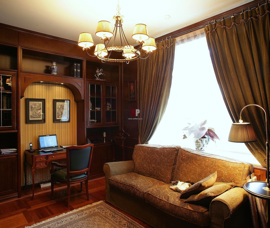 Кабинет в английском стиле с камином