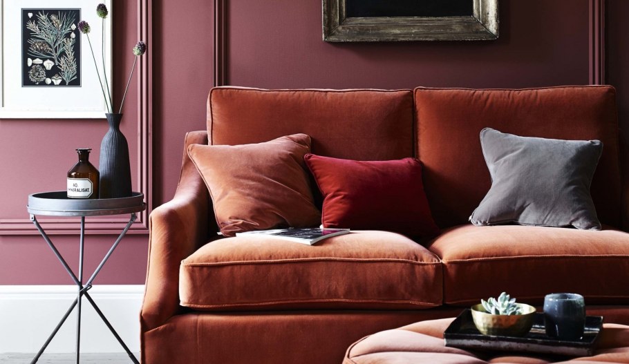 Терракотовый диван и белая мебель