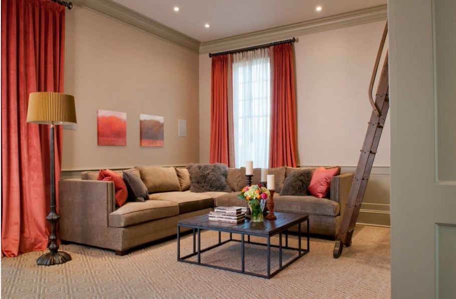 Комната диван подушки