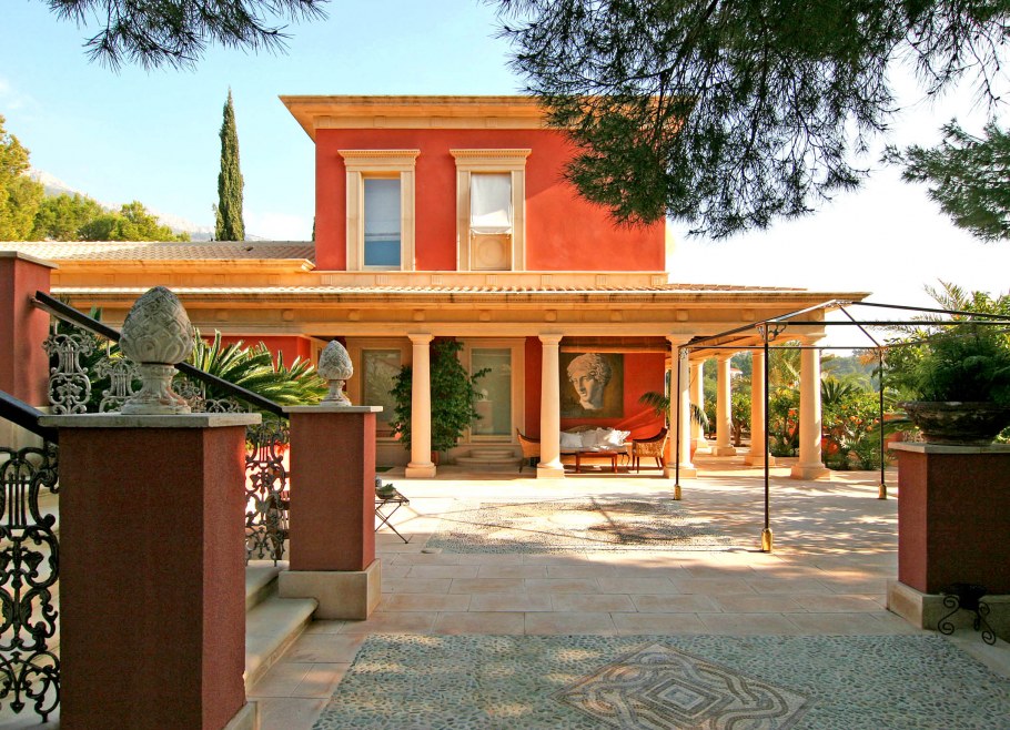 Дом с колоннами и бассейном