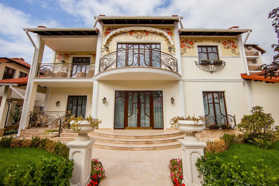 Домик с колоннами