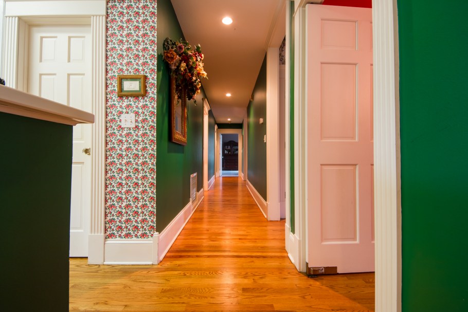 Рыжий пол в коридоре