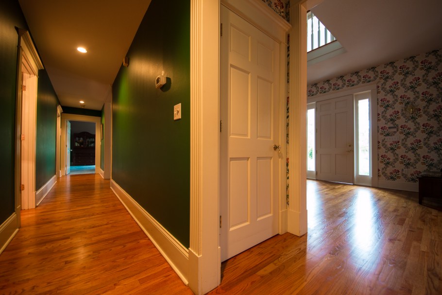 Коридор с рыжими дверями