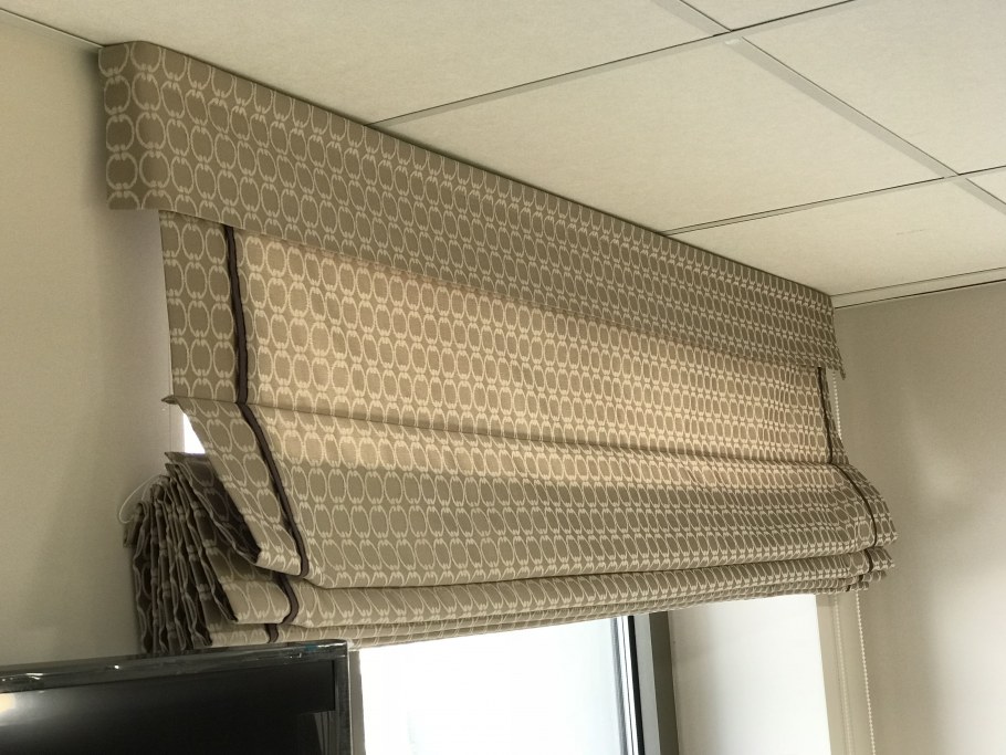 Римская штора с дыркой