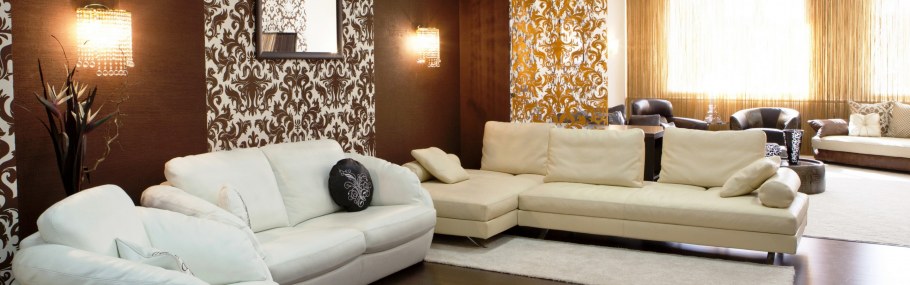 Кремовые обои интерьер гостиной с коричневым потолком