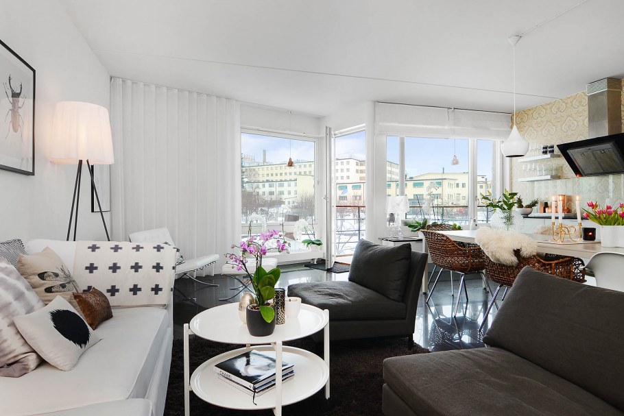 Кухня гостиная в скандинавском стиле с большими окнами