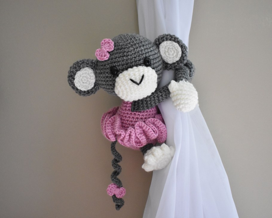 Вязаная подушка Овечка