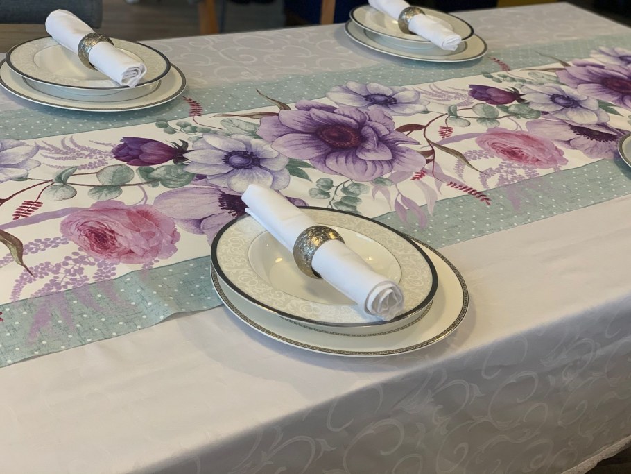 Украшение стола дорожкой