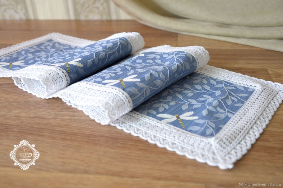 Дорожка на стол с кружевом