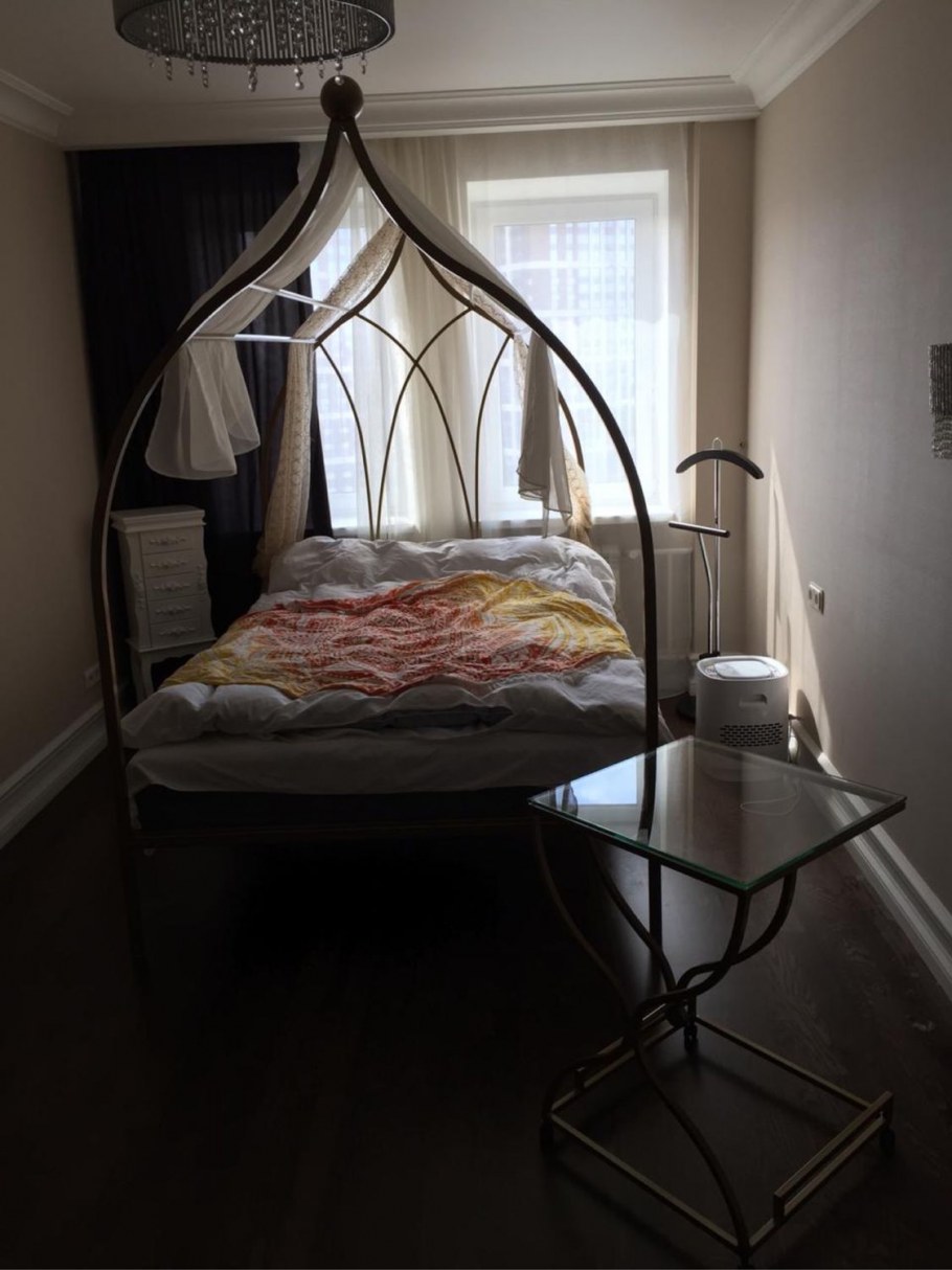 Готическая кровать с балдахином