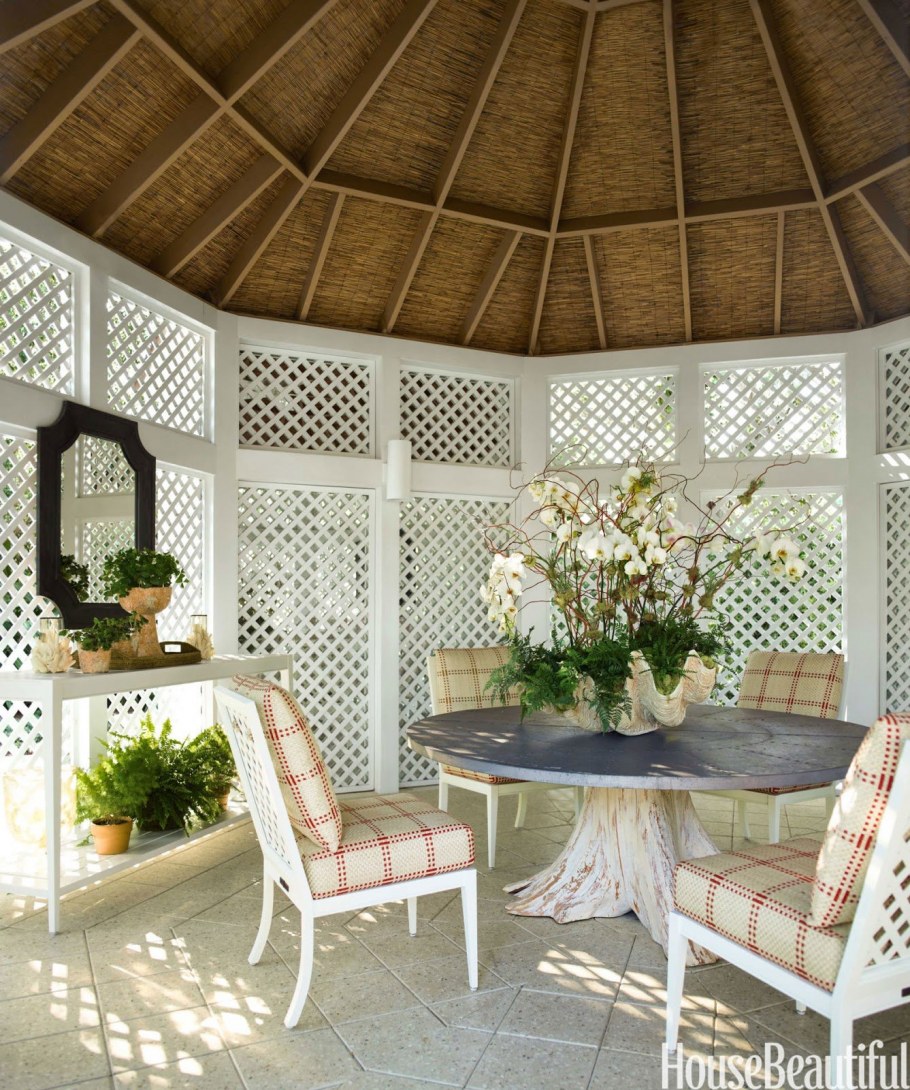 Интерьер деревянной беседки