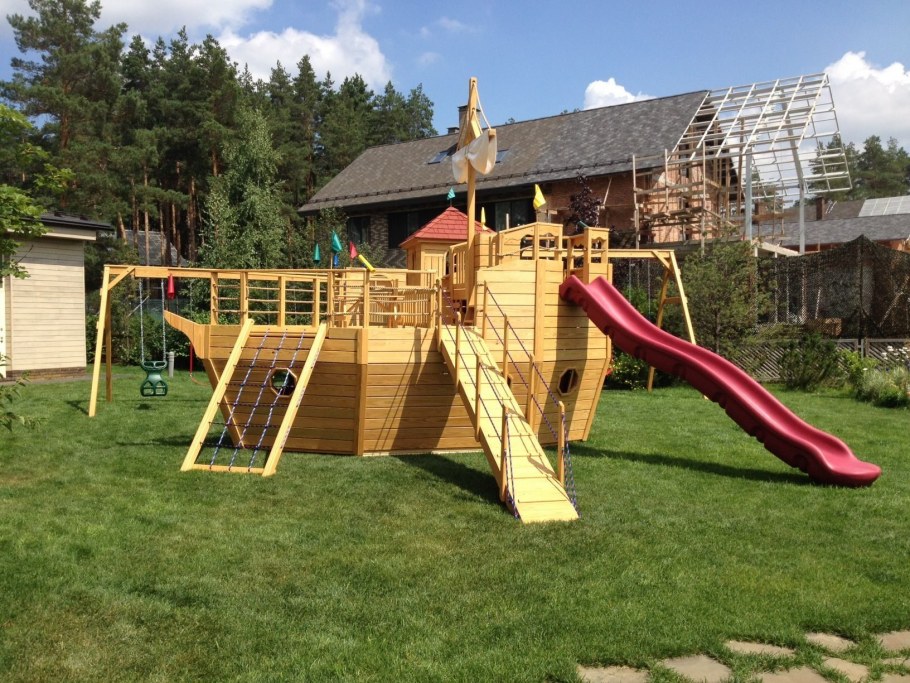 Двор с бассейном и беседкой