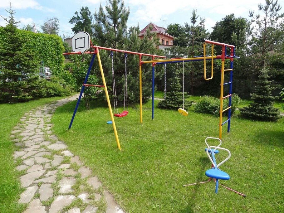 Двор с детской площадкой и бассейном