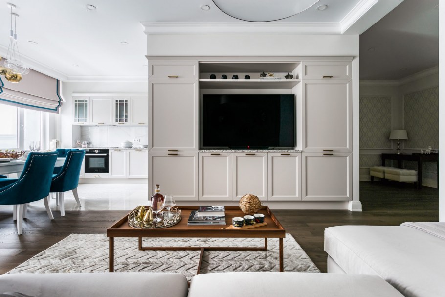 Кухня в стиле Неоклассика с телевизором