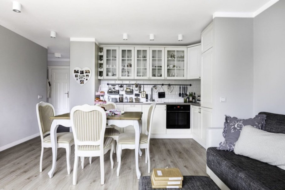 Современная гостиная с нотами Прованса