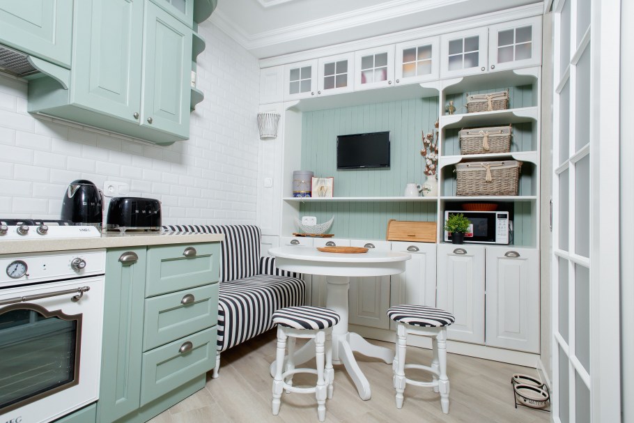 Вышивка в интерьере кухни Прованс