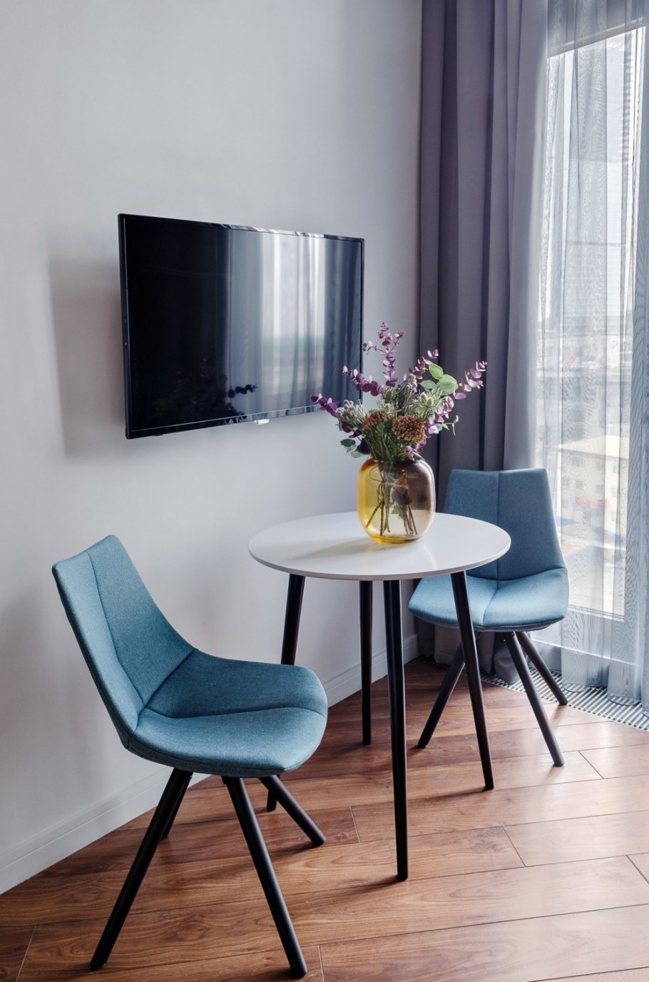 Круглый стол в интерьере