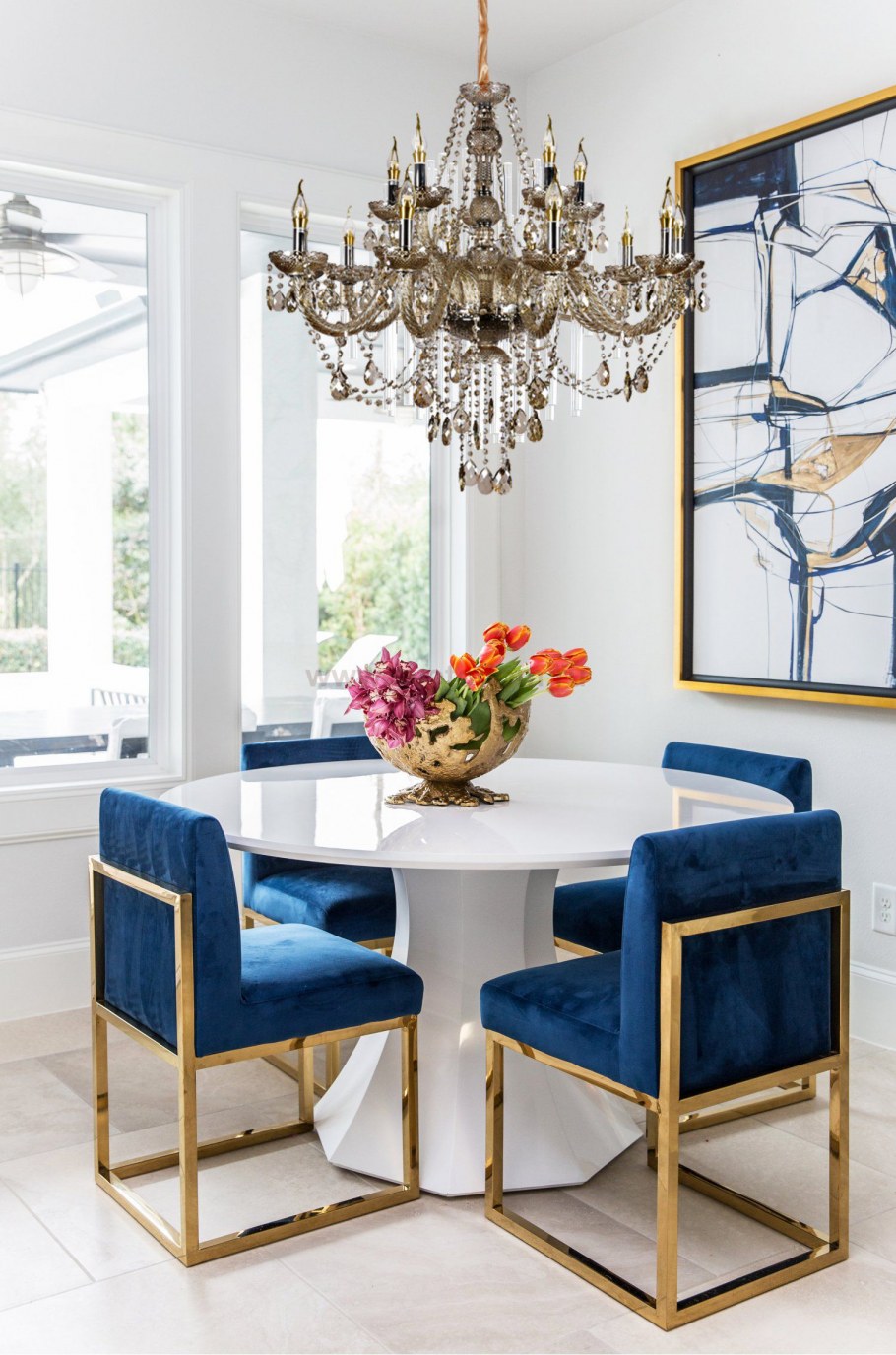 Синие стулья для кухни в интерьере