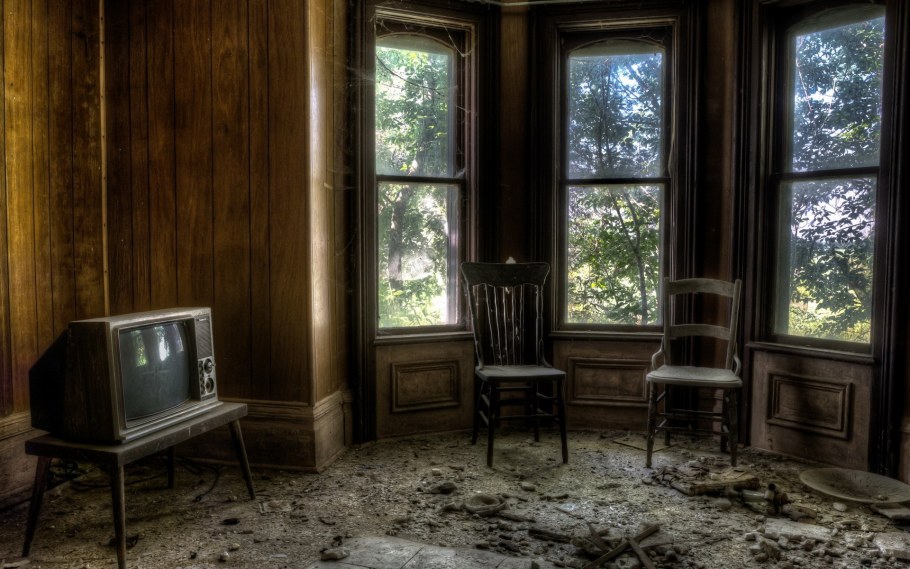 Старая комната с окном