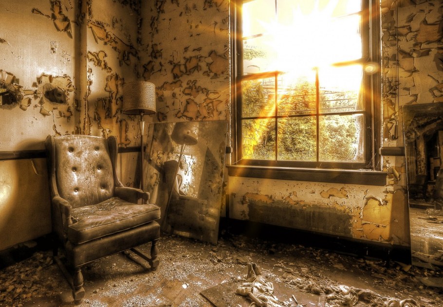 Старинная комната с окном
