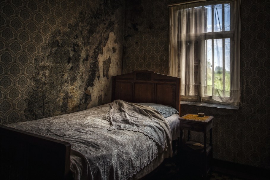 Старая комната с кроватью