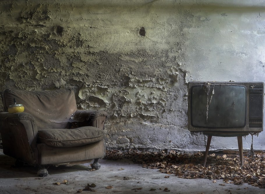 Заброшенная комната с телевизором