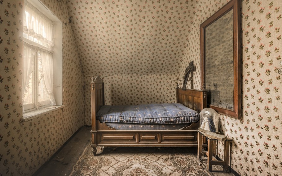 Старая комната с кроватью