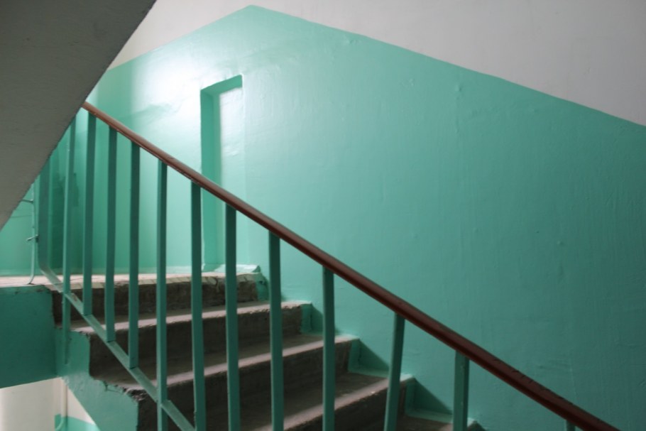 Подъезд зеленого цвета