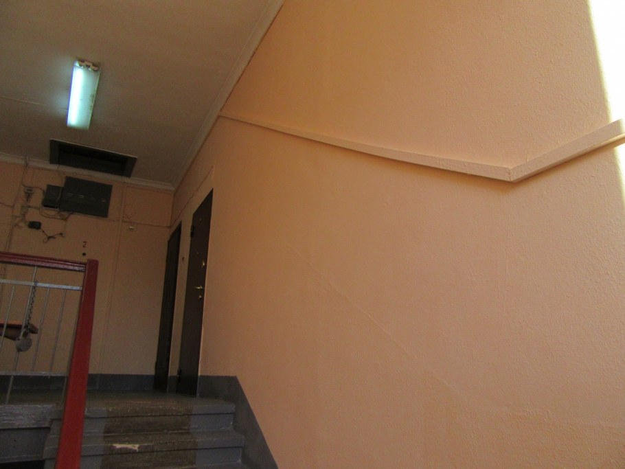 Подъезд окрашенный в персиковый цвет