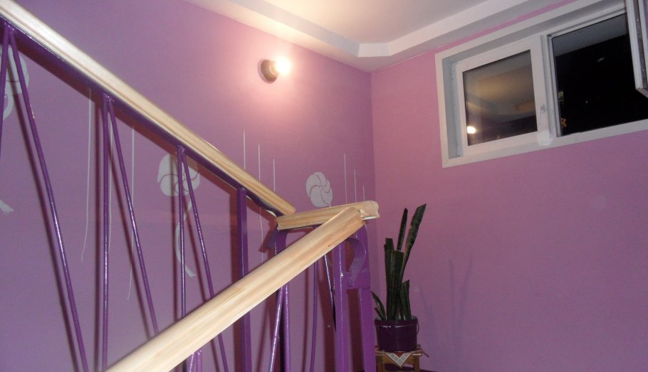 Сиреневый цвет в подъезде