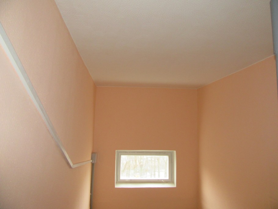 Подъезд персиковый