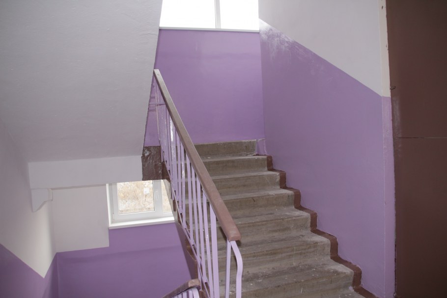 Сиреневый цвет в подъезде