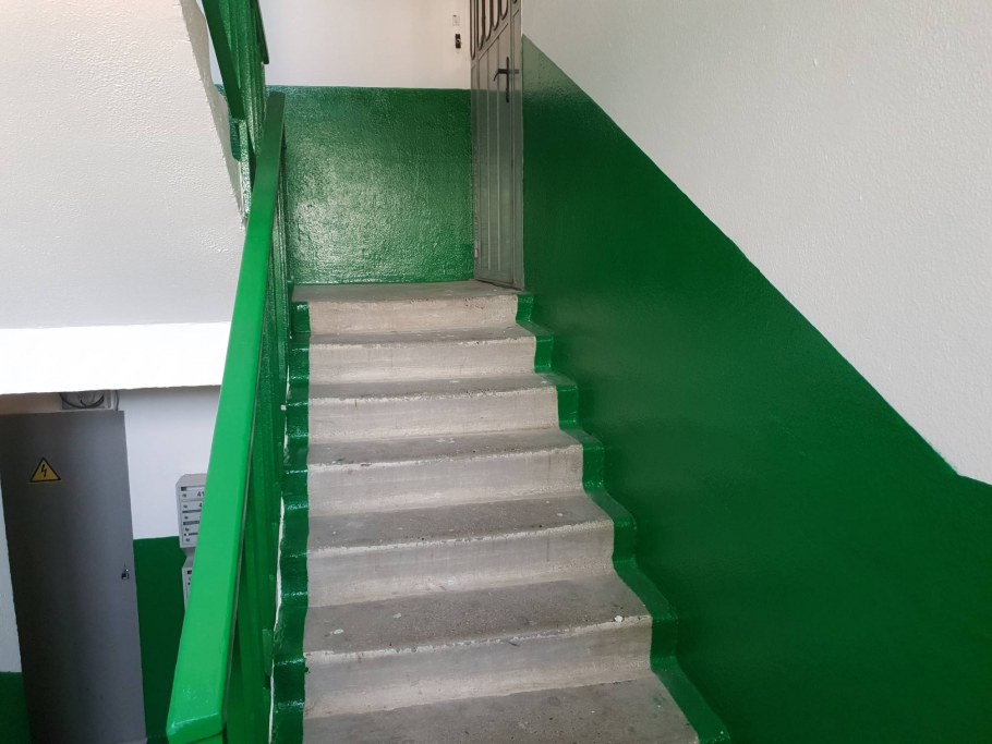 Зеленые стены в подъезде