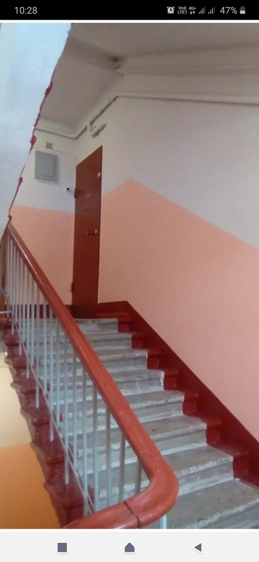 Подъезд в персиковом цвете