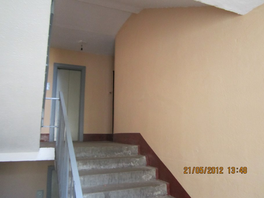 Бежевый подъезд