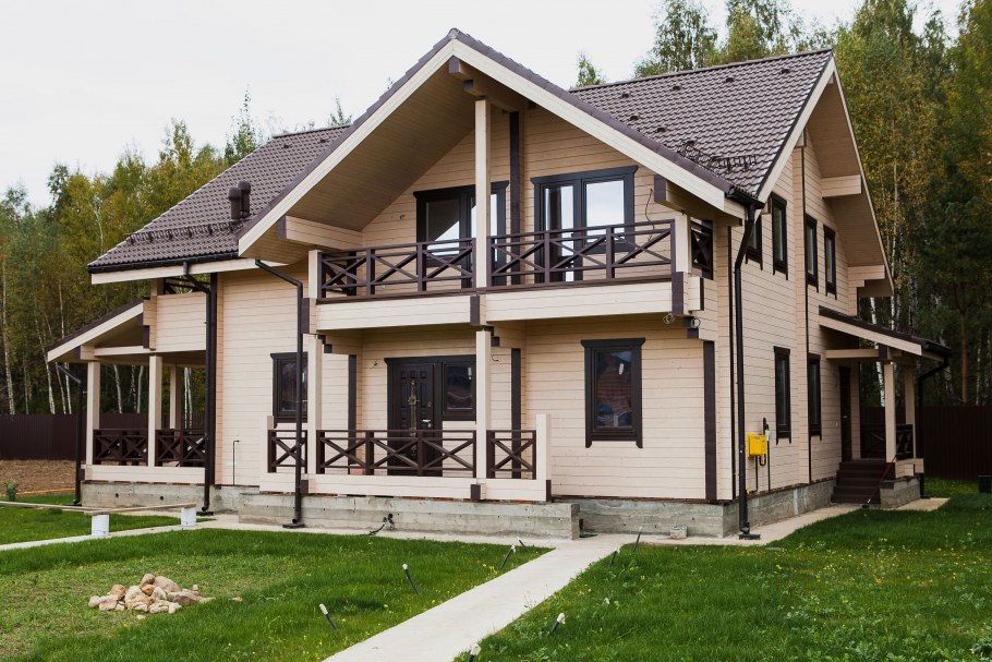 Дом бежевый с коричневым