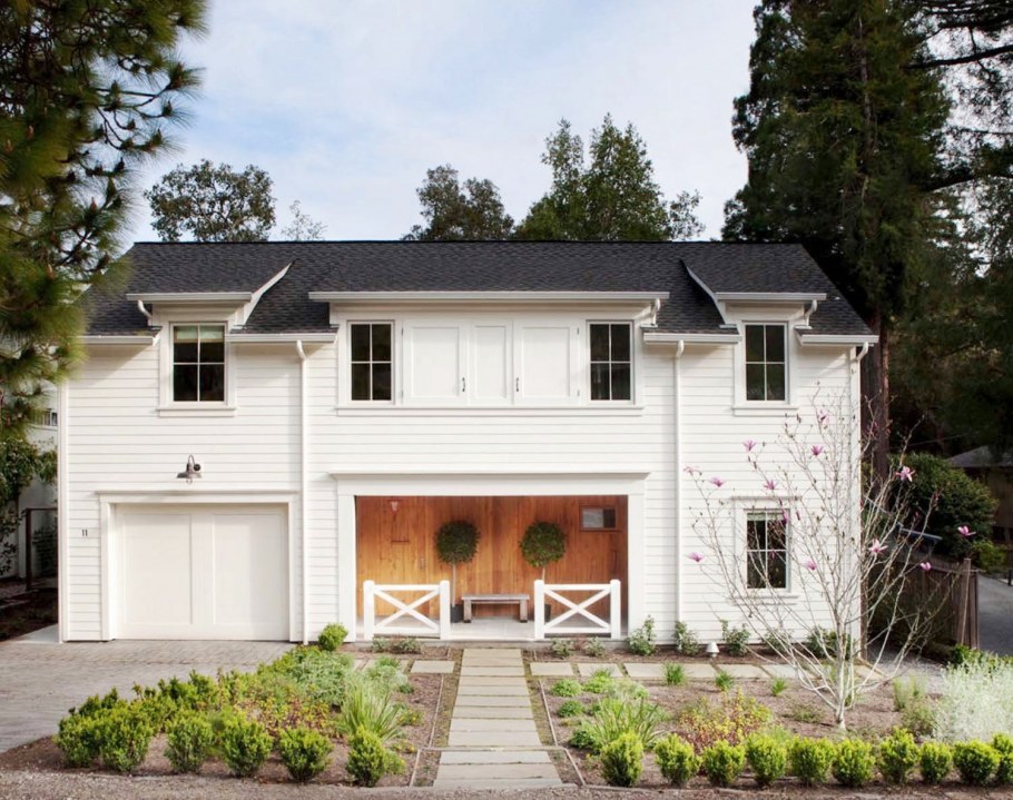 Белый коттедж